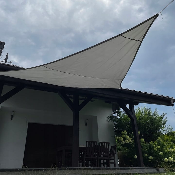 Zagiel-Przeciwsloneczny-Ogrodowy-Wodoodporny-4x4-m-Trojkat-Szary-Zacieniacz-Marka-Gardlov.jpg