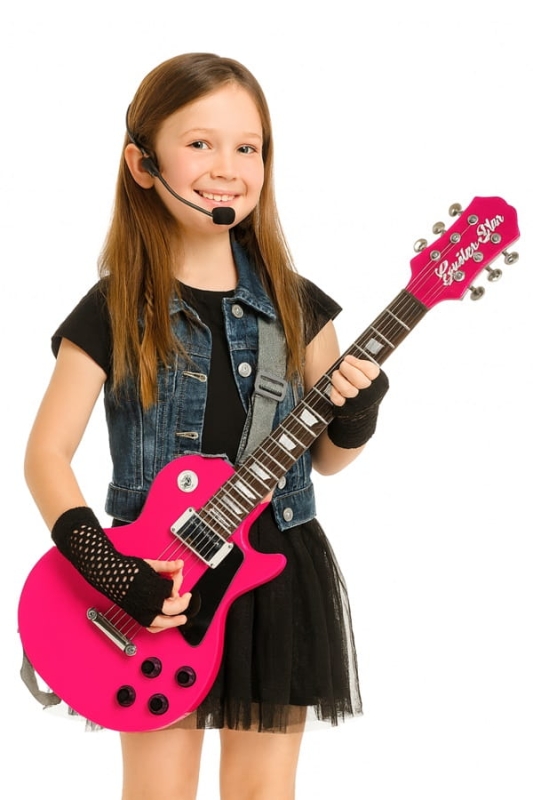 różowa gitara elektryczna